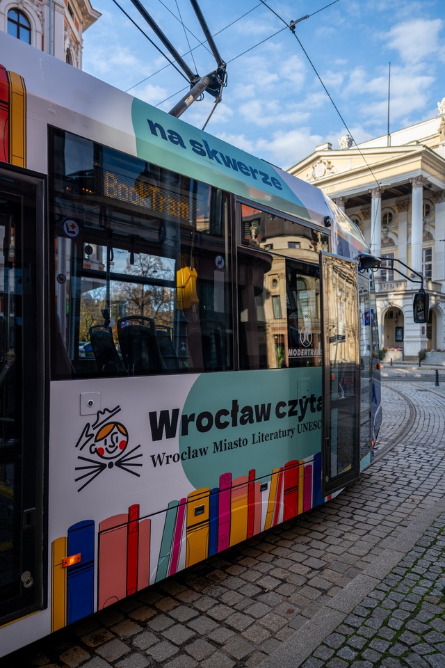 Na zdjęciu BookTram, czyli specjalny tramwaj akcji &bdquo;Wrocław czyta&rdquo;