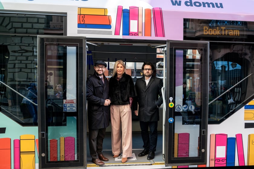 Na zdjęciu BookTram, czyli specjalny tramwaj akcji &bdquo;Wrocław czyta&rdquo;, a w nim od lewej Witold Woźny, prezes MPK Wrocław, wiceprezydent Wrocławia Renata Granowska, Jarosław Perduta,&nbsp;dyrektor Departamentu Kultury i Sportu w Urzędzie Miejskim Wrocławia