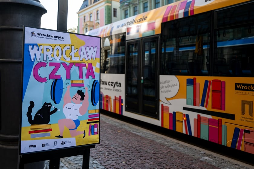 Na zdjęciu BookTram, czyli specjalny tramwaj akcji &bdquo;Wrocław czyta&rdquo;