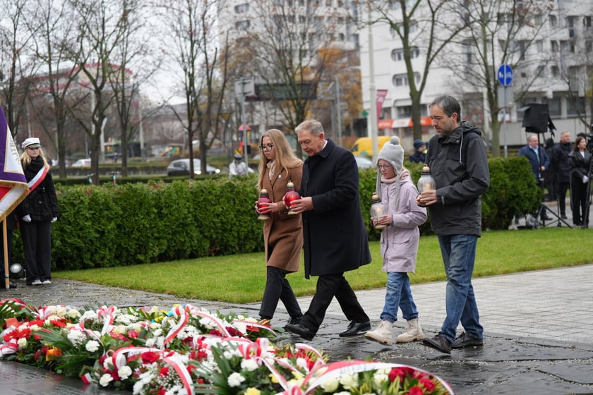 Uroczystość złożenia kwiat&oacute;w pod Pomnikiem Martyrologii Profesor&oacute;w Lwowskich w sobotę 15 listopada