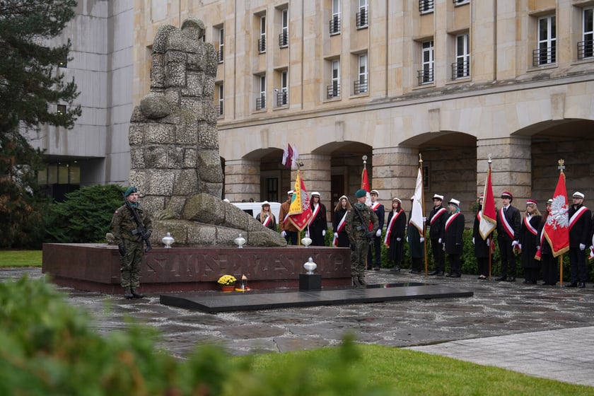 Uroczystość złożenia kwiat&oacute;w pod Pomnikiem Martyrologii Profesor&oacute;w Lwowskich w sobotę 15 listopada