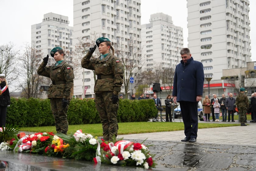 Uroczystość złożenia kwiat&oacute;w pod Pomnikiem Martyrologii Profesor&oacute;w Lwowskich w sobotę 15 listopada