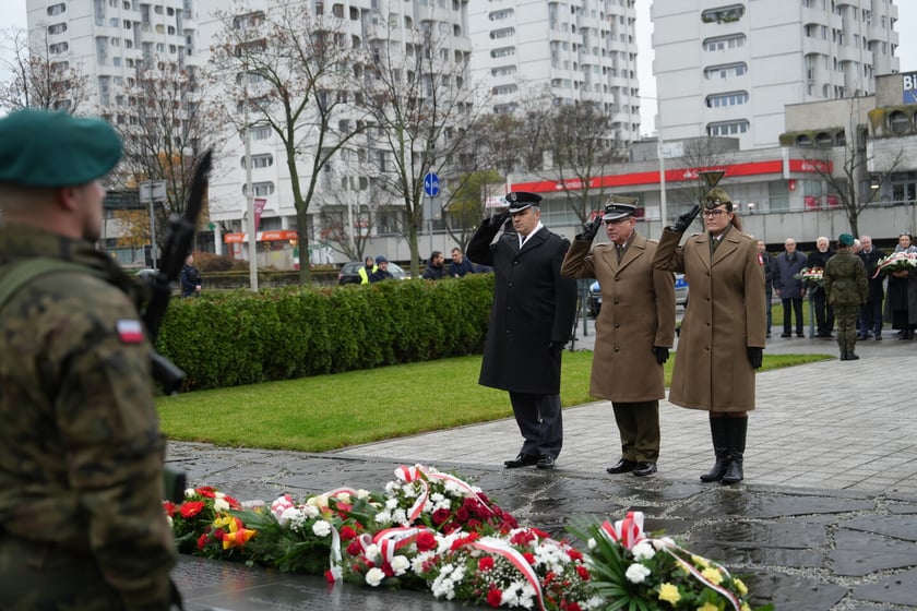 Uroczystość złożenia kwiat&oacute;w pod Pomnikiem Martyrologii Profesor&oacute;w Lwowskich w sobotę 15 listopada
