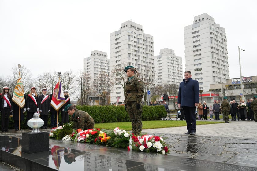 Uroczystość złożenia kwiat&oacute;w pod Pomnikiem Martyrologii Profesor&oacute;w Lwowskich w sobotę 15 listopada