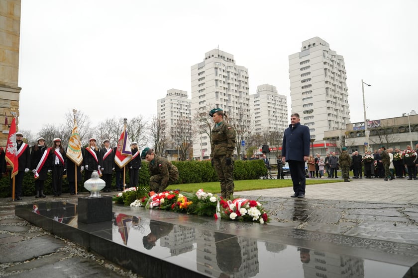Uroczystość złożenia kwiat&oacute;w pod Pomnikiem Martyrologii Profesor&oacute;w Lwowskich w sobotę 15 listopada