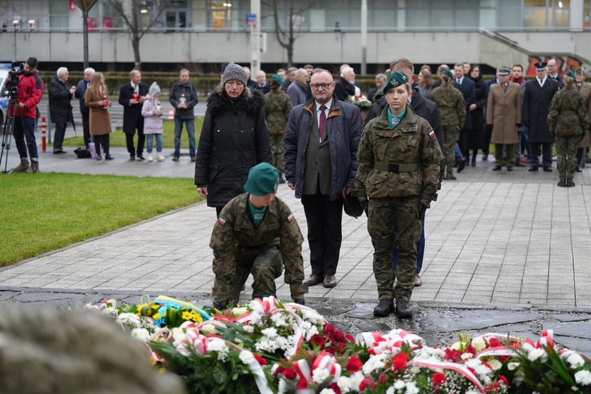 Uroczystość złożenia kwiat&oacute;w pod Pomnikiem Martyrologii Profesor&oacute;w Lwowskich w sobotę 15 listopada