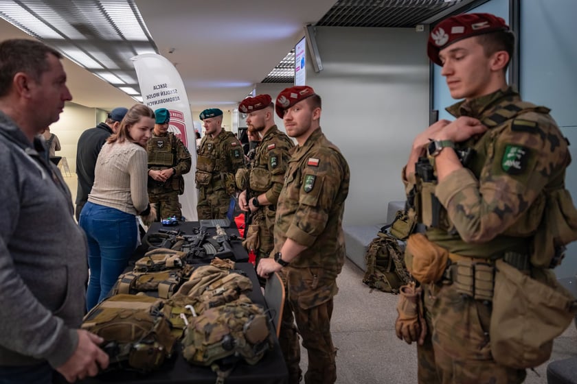 Na stoisku wojskowym oglądaliśmy sprzęt do skok&oacute;w spadochronowych. Można było przymierzyć!