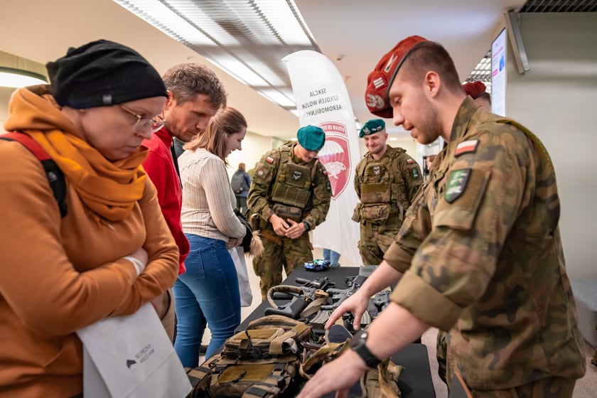 Na wojskowym stoisku prezentowano sprzęt do skok&oacute;w na spadochronie