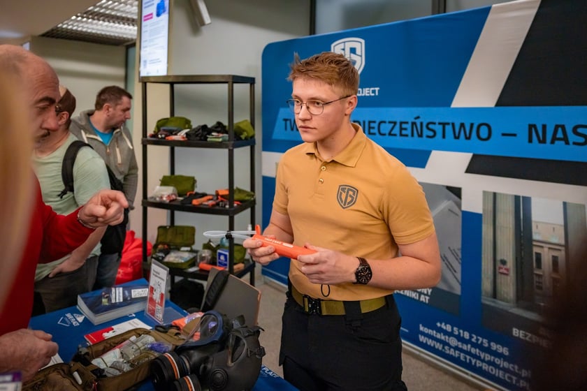 Na stoisku Safety Project, kt&oacute;rego założyciel szkolił po raz drugi wrocławian, można było poznać zastosowanie sprzętu, jaki m&oacute;głby znaleźć się w plecaku ewakuacyjnym