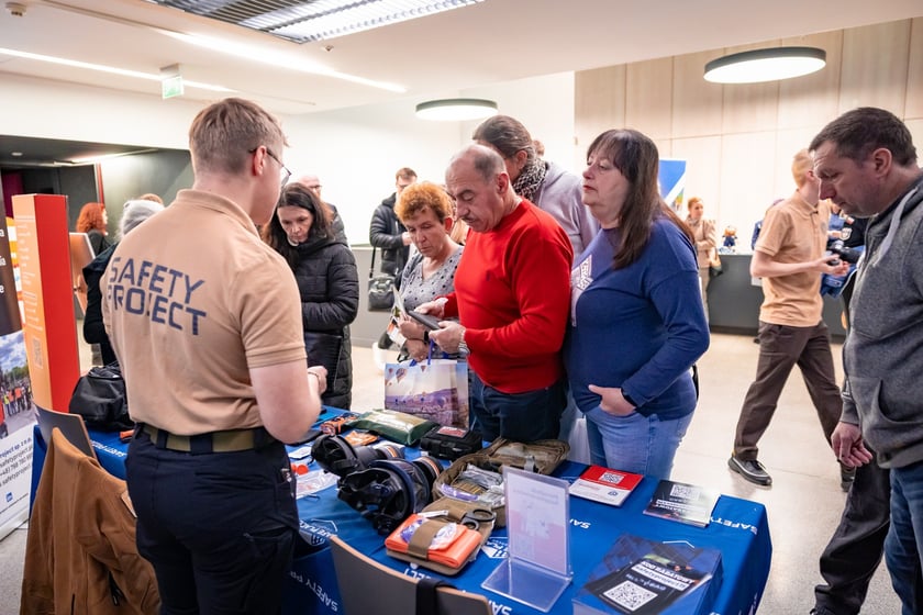 Na stoisku Safety Project, kt&oacute;rego założyciel szkolił po raz drugi wrocławian, można było poznać zastosowanie sprzętu, jaki m&oacute;głby znaleźć się w plecaku ewakuacyjnym