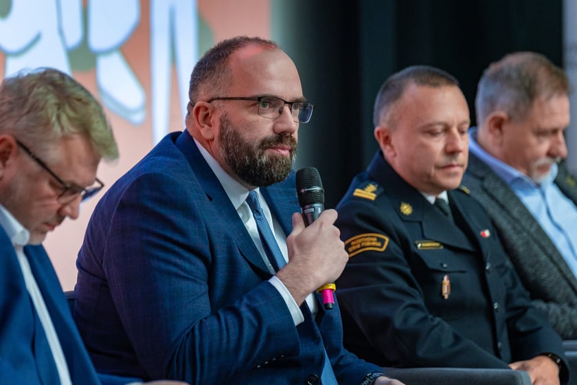 Bezpieczństwa Dolnoślązak&oacute;w pilnuje wiele os&oacute;b i całą dobę - m&oacute;wił Sebastian Jeziorski