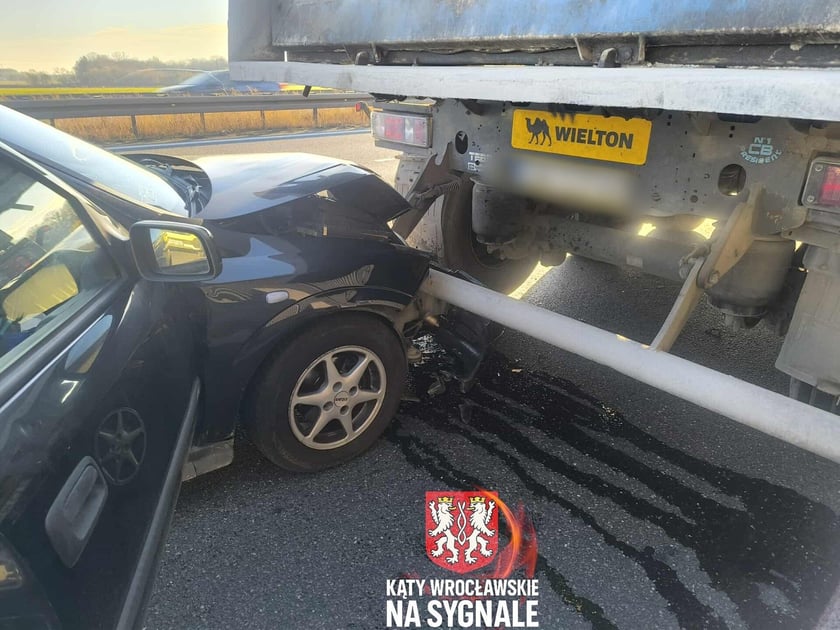 Kolizja auta osobowego i ciężarówek na jezdni AOW w kierunku Kudowy Zdroju.