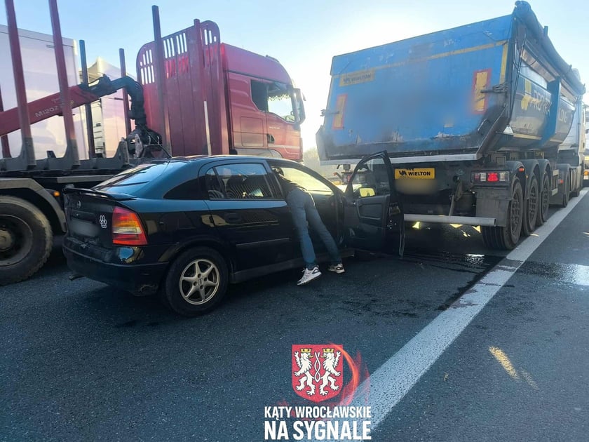 Kolizja auta osobowego i ciężarówek na jezdni AOW w kierunku Kudowy Zdroju.