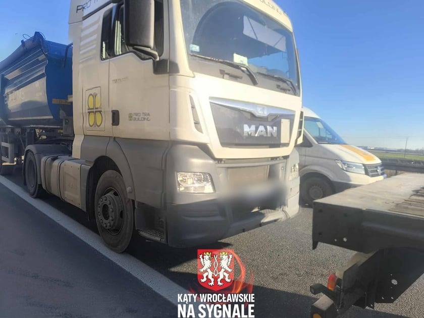 Kolizja auta osobowego i ciężarówek na jezdni AOW w kierunku Kudowy Zdroju.