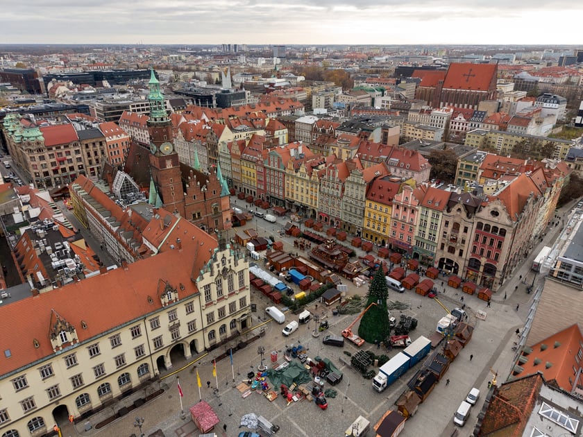 Choinka na Rynku w budowie 18 listopada 2025 roku