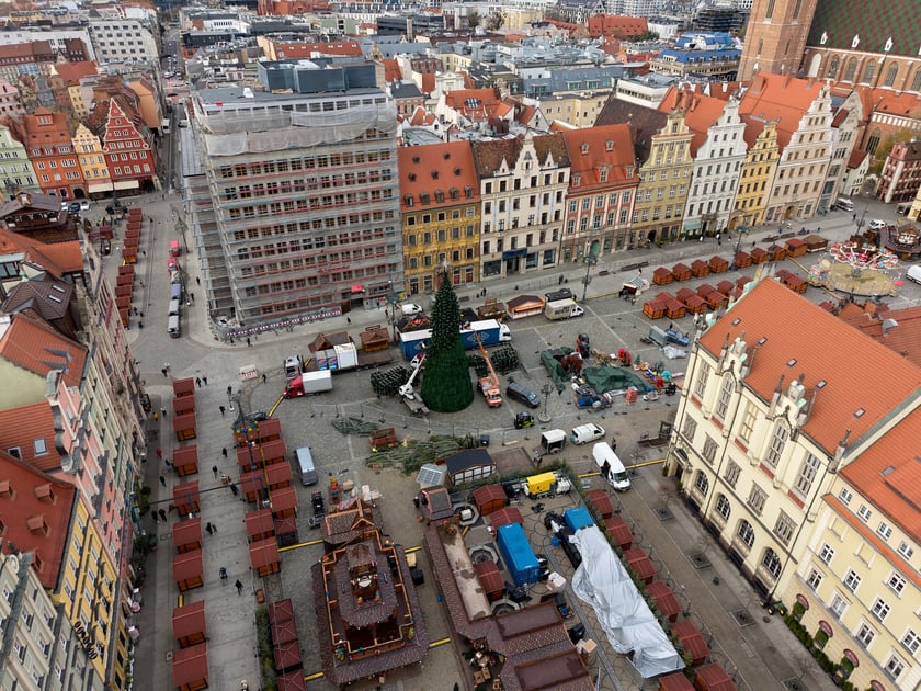 Choinka na Rynku w budowie 18 listopada 2025 roku