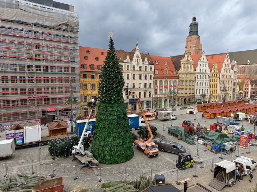 Choinka na Rynku w budowie 18 listopada 2025 roku