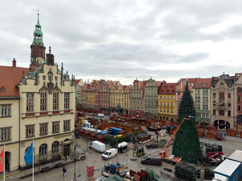 Choinka na Rynku w budowie 18 listopada 2025 roku