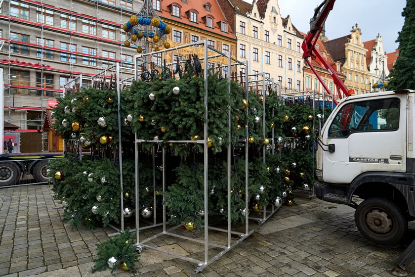 Choinka na Rynku w budowie 18 listopada 2025 roku