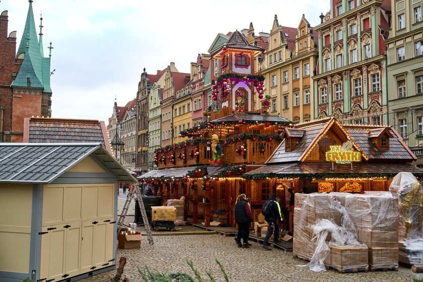 Choinka na Rynku w budowie 18 listopada 2025 roku