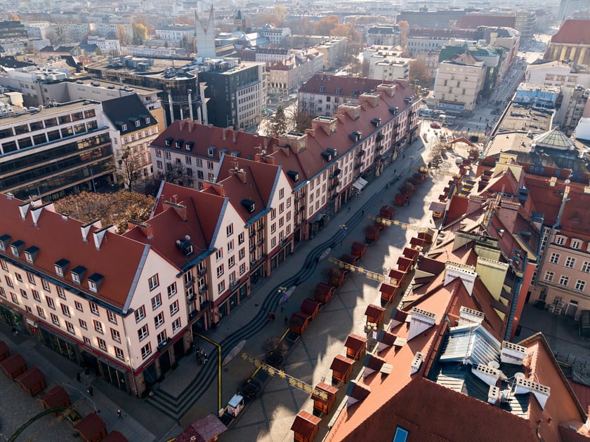 Budowa Wrocławskiego Jarmarku Bożonarodzeniowego, 19 listopada 2025