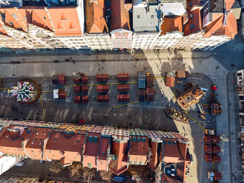 Budowa Wrocławskiego Jarmarku Bożonarodzeniowego, 19 listopada 2025