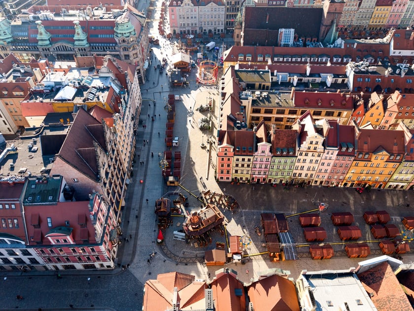 Budowa Wrocławskiego Jarmarku Bożonarodzeniowego, 19 listopada 2025