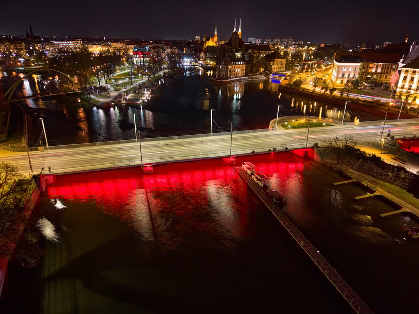 Mosty Uniwersyteckie rozświetlone na czerwono - 19 listopada 2025 r.