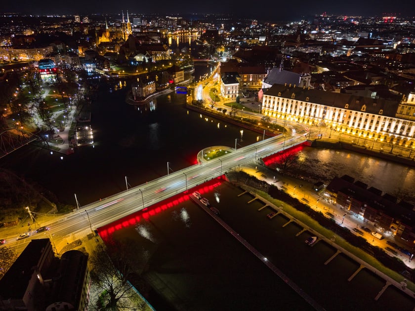 Mosty Uniwersyteckie rozświetlone na czerwono - 19 listopada 2025 r.