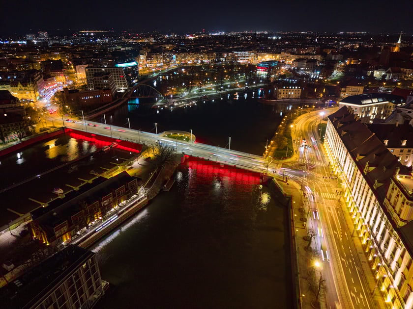 Mosty Uniwersyteckie rozświetlone na czerwono - 19 listopada 2025 r.