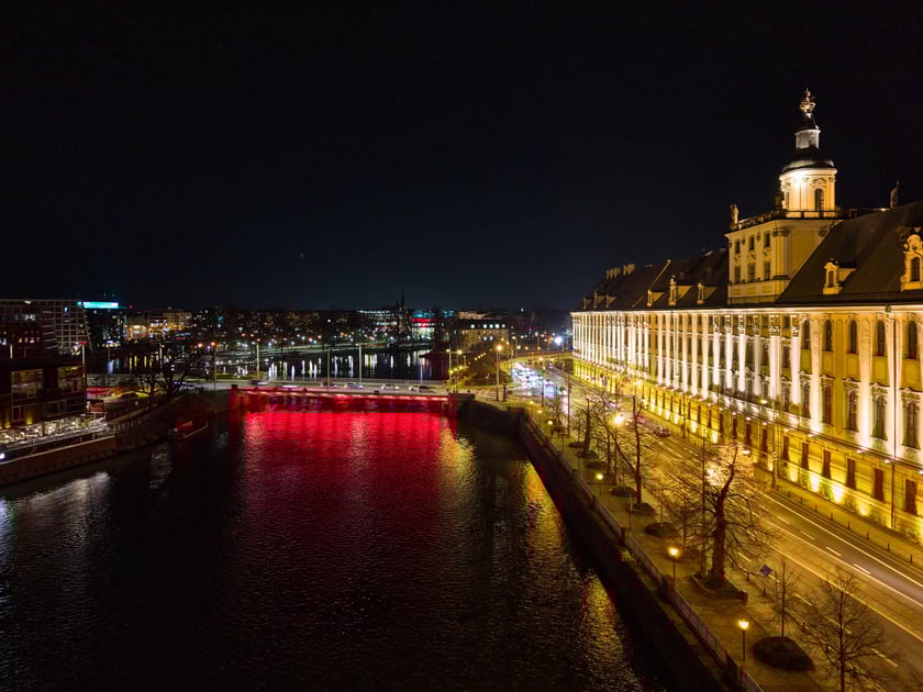 Mosty Uniwersyteckie rozświetlone na czerwono - 19 listopada 2025 r.