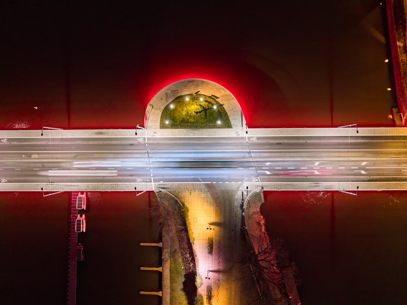 Mosty Uniwersyteckie rozświetlone na czerwono - 19 listopada 2025 r.