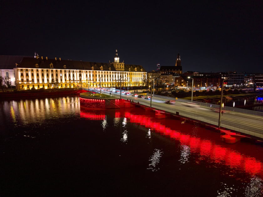 Mosty Uniwersyteckie rozświetlone na czerwono - 19 listopada 2025 r.