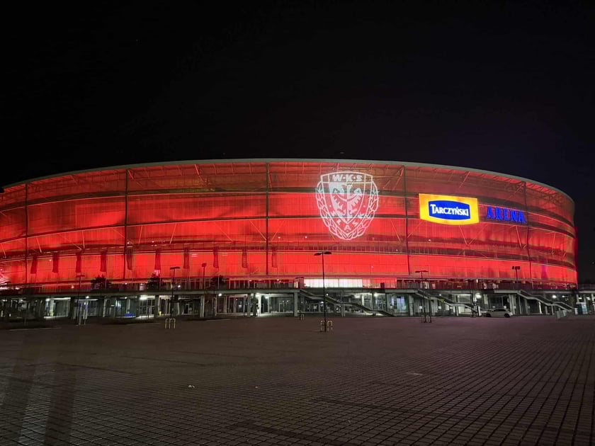 Tarczyński Arena podświetlona na czerwono - 19 listopada 2025 r.