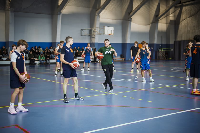 Koszykarze Śląska Wrocław odwiedzili uczniów V LO
