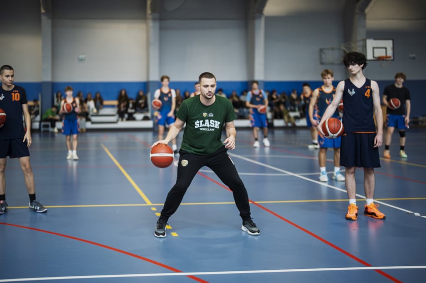 Koszykarze Śląska Wrocław odwiedzili uczniów V LO