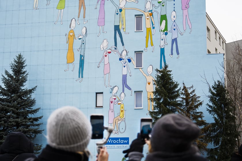 Mural projektu Andrzeja Tylkowskiego fotografowany przez mieszkanki osiedla