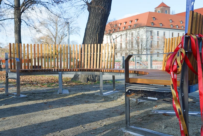 Odsłonięcie Ławeczki Życzliwości na bulwarze Xawerego Dunikowskiego, 21 listopada 2025