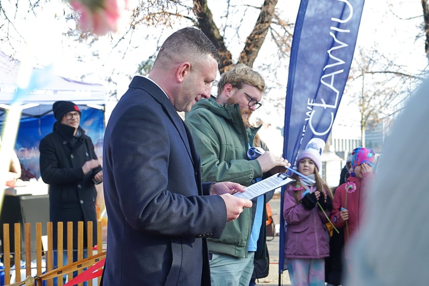 Odsłonięcie Ławeczki Życzliwości na bulwarze Xawerego Dunikowskiego, 21 listopada 2025