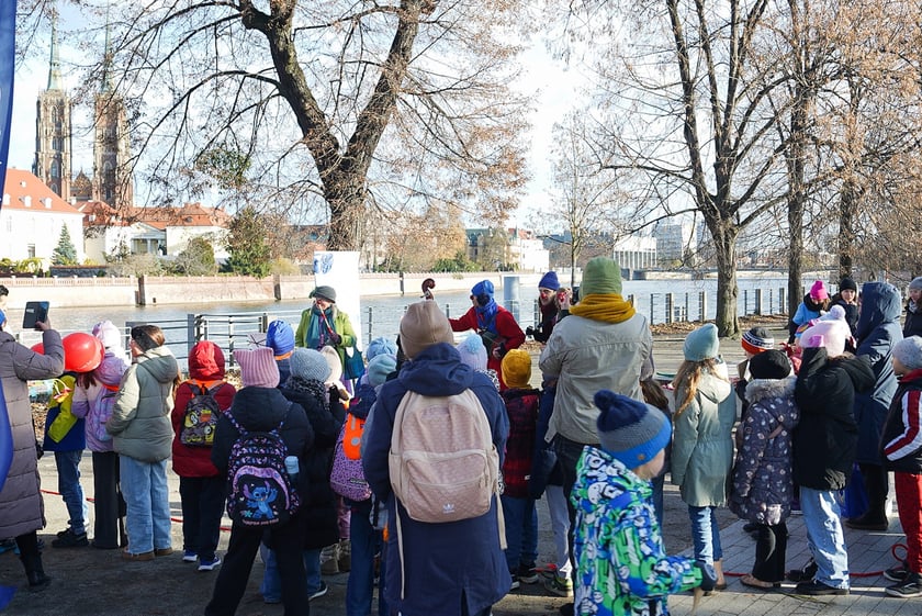 Odsłonięcie Ławeczki Życzliwości na bulwarze Xawerego Dunikowskiego, 21 listopada 2025