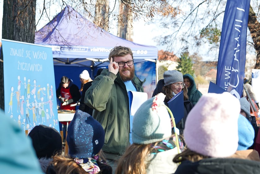Odsłonięcie Ławeczki Życzliwości na bulwarze Xawerego Dunikowskiego, 21 listopada 2025