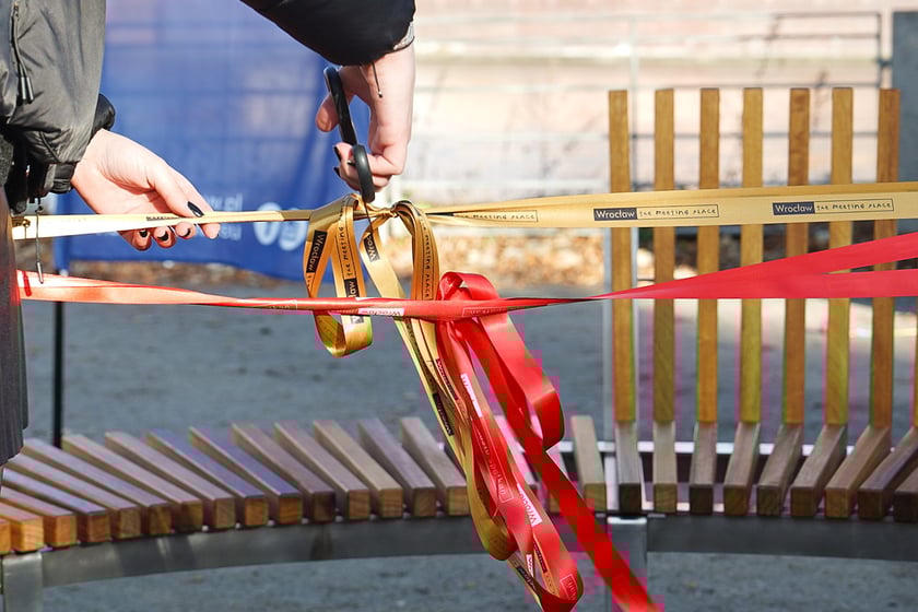 Odsłonięcie Ławeczki Życzliwości na bulwarze Xawerego Dunikowskiego, 21 listopada 2025