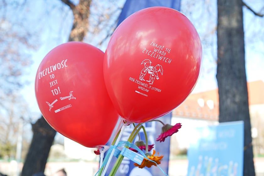 Odsłonięcie Ławeczki Życzliwości na bulwarze Xawerego Dunikowskiego, 21 listopada 2025