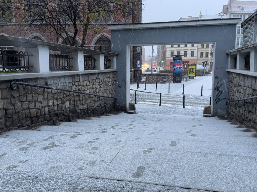 Śnieg pokrył ulice Wrocławia, a IMGW wydał ostrzeżenia o marznących opadach - 24 listopada