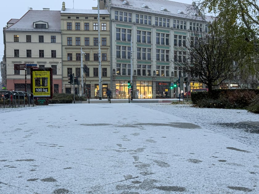 Śnieg pokrył ulice Wrocławia, a IMGW wydał ostrzeżenia o marznących opadach - 24 listopada