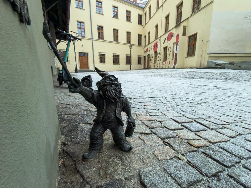 Śnieg pokrył ulice Wrocławia, a IMGW wydał ostrzeżenia o marznących opadach - 24 listopada