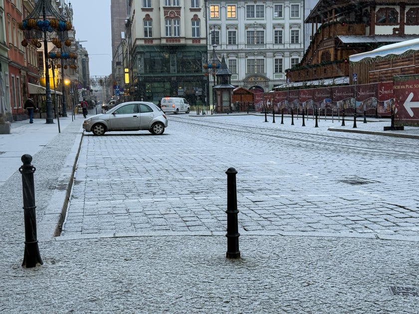 Śnieg pokrył ulice Wrocławia, a IMGW wydał ostrzeżenia o marznących opadach - 24 listopada