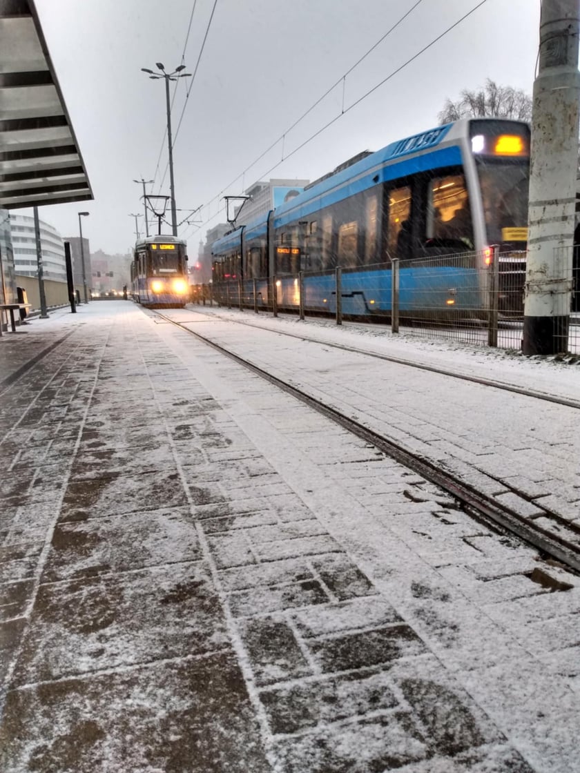 Torowisko na Oławskiej pod śniegiem