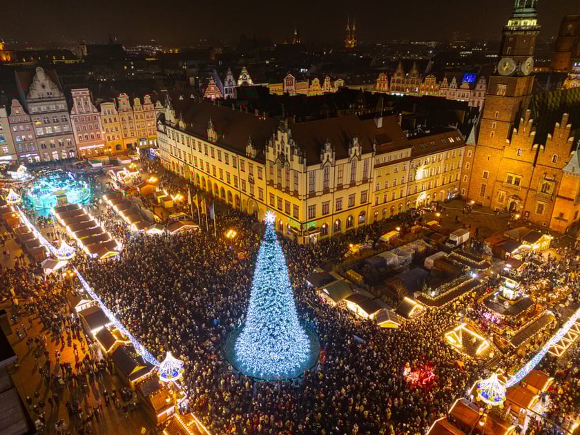 Wrocławski Rynek z lotu ptaka - rozświetlenie choinki 2025