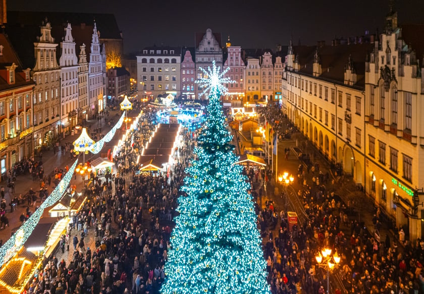 Wrocławski Rynek z lotu ptaka - rozświetlenie choinki 2025